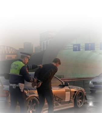 Полицейский задерживает гонщика